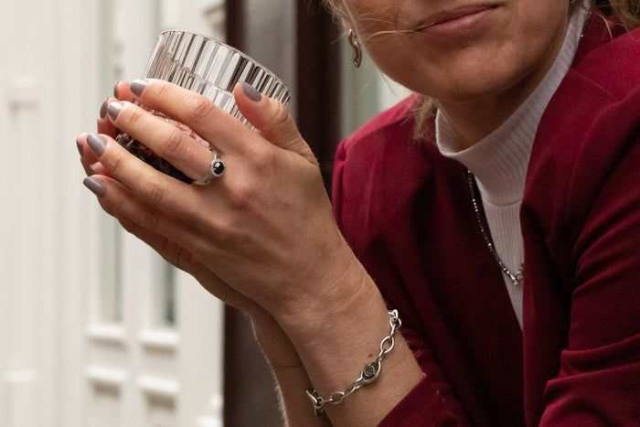 Geluk-in-het-leven-sterke-vrouw-sieraad-zelfstandig-armband-witgoud-diamant-exclusieve-collectie-marijke-mul-juwelier-haarlem