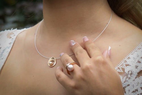 Zonsopgang-hanger-goud-ring-damesring-parel-sieraad-kado-liefde-huwelijk-trouwsieraad-haarlem-trouwen-bruid-marijke-mul