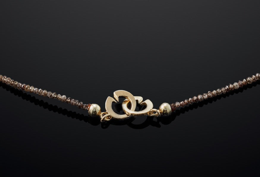 Oogappel | 14 karaat witgouden collier met bruine diamant en bijzondere sluiting