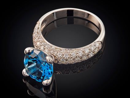 Danser | 18 karaat witgouden ring met diamant en london blue topaas