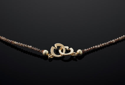 Oogappel | 14 karaat witgouden collier met bruine diamant en bijzondere sluiting