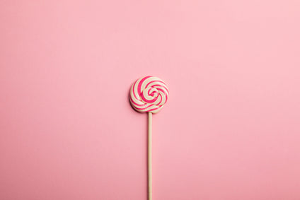 Snoepjes | 14 karaat witgouden rozenkwarts oorhangers bolvormig