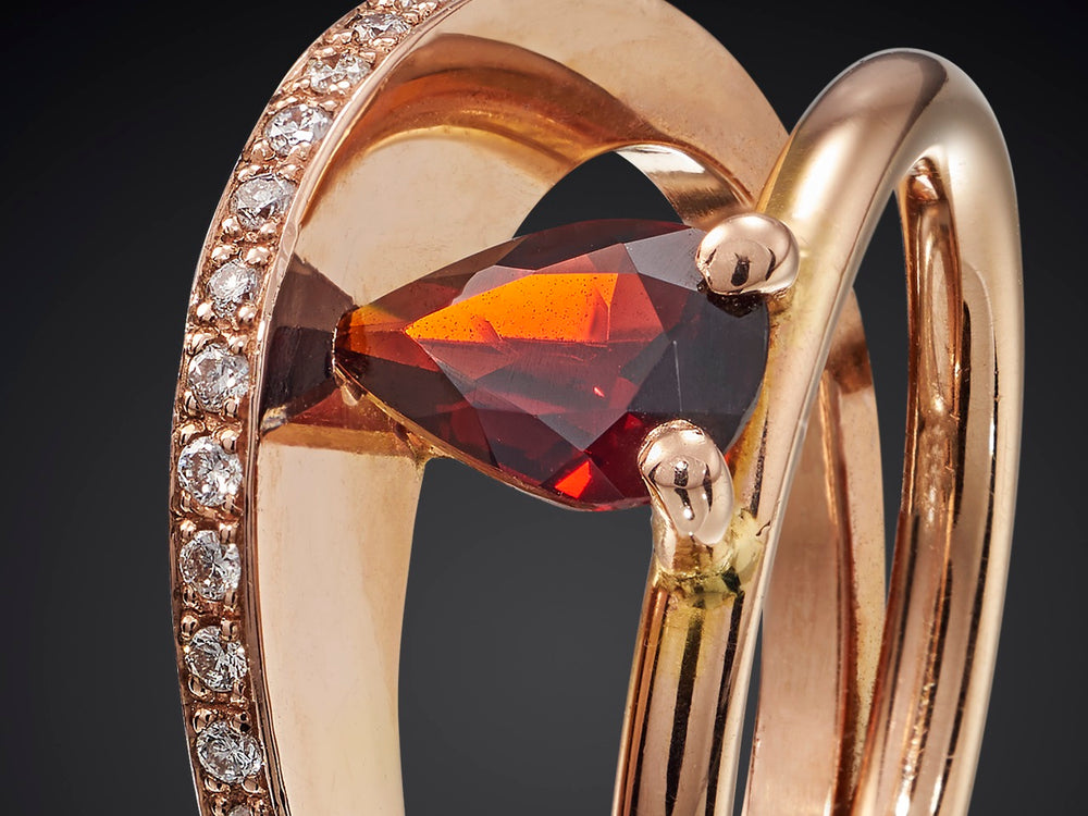 Zonsopgang | 14 karaat roodgouden ring met bruinrode granaat en diamant