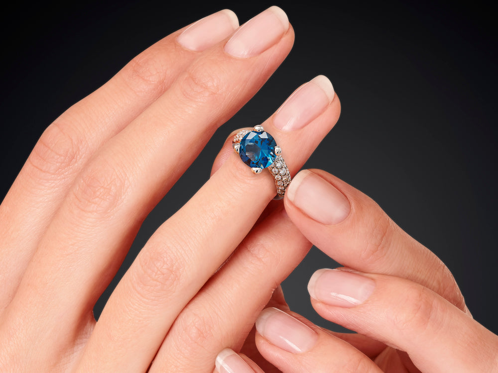 witgouden ring met london blue topaas en diamant pave gezet. Ring uit de collectie Danser van Marijke Mul sieraadontwerpster