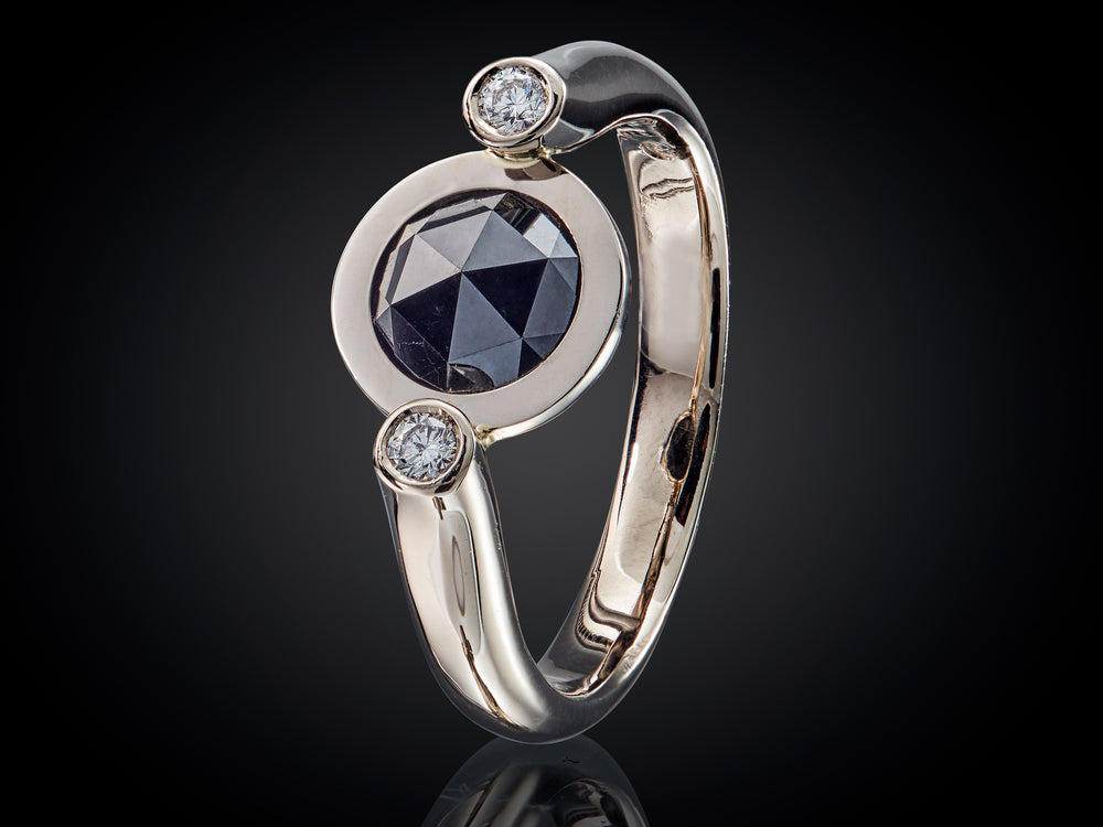 Oogappel | 14 karaat witgouden ring met zwarte roos diamant en witte diamanten