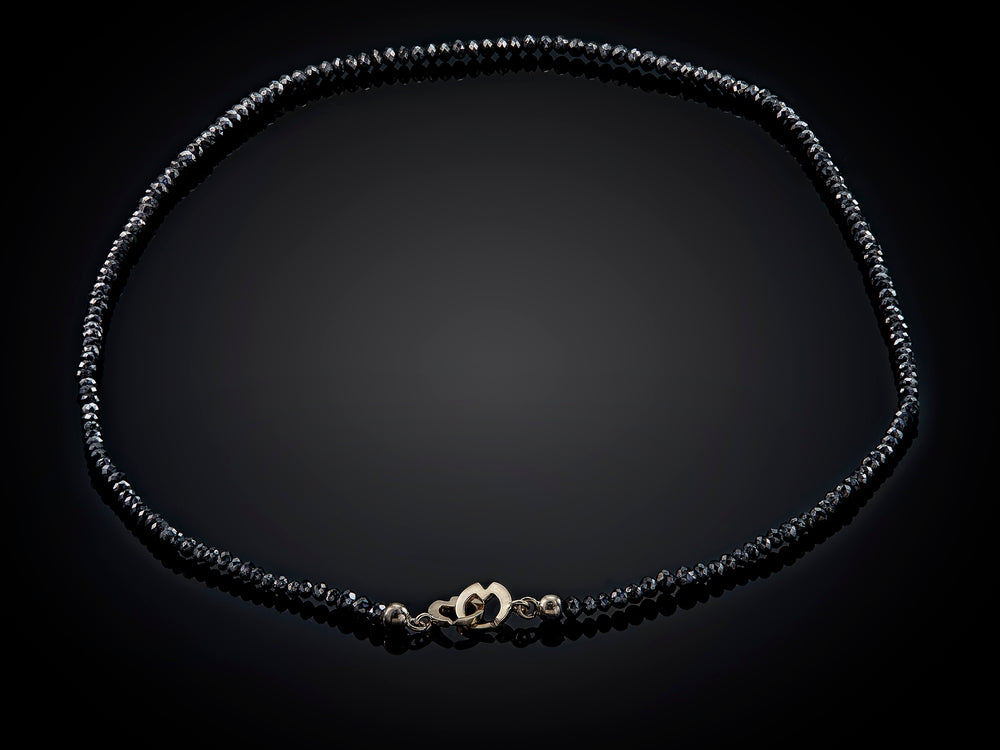 Oogappel | 14 karaat witgouden collier met zwarte diamant en bijzondere sluiting